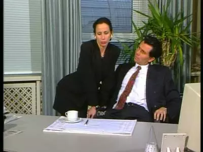 Geile Nutte knetet einen prallen Penis