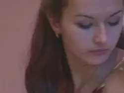 Bezaubernde dünne Dame präsentiert ihre gepflegte Muschi