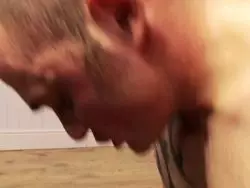 Ein geiles Luder mit feuchter Muschi hat Analsex