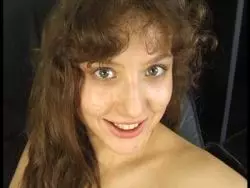 Jugendliches Luder präsentiert sich in liebreizender Unterwäsche