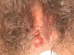 Spitze Frau mit unrasierter Fotze steht auf NS