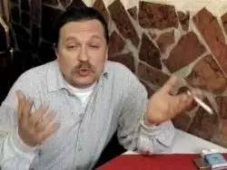 Teen Luder mit kleinen Möpsen lässt sich die Haarmöse nageln 