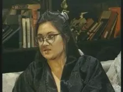 Dünne Dame knetet einen dicken Prengel