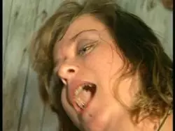 Versautes Weibsbild mit kleinen Titten lässt sich ficken