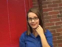 Asia Luder rammelt mit einem Sextoy eine haarfreie Lustgrotte 