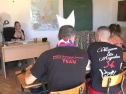 Die Hure wird in ihre enthaarte Muschi gepoppt