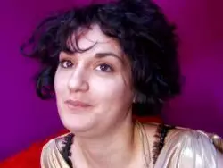 Schlanke Schlampe wird in ihre unschuldige Möse genagelt