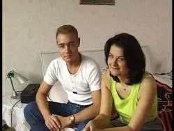 Sportlicher Herr fingert eine glatte Muschi