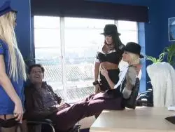 Dauergeile Flittchen stehen auf hemmungslose Rollenspiele beim Vögeln